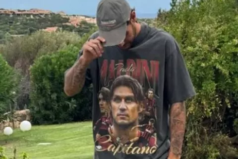 ثيو هيرنانديز يسخر من إدارة ميلان بقميص مالديني